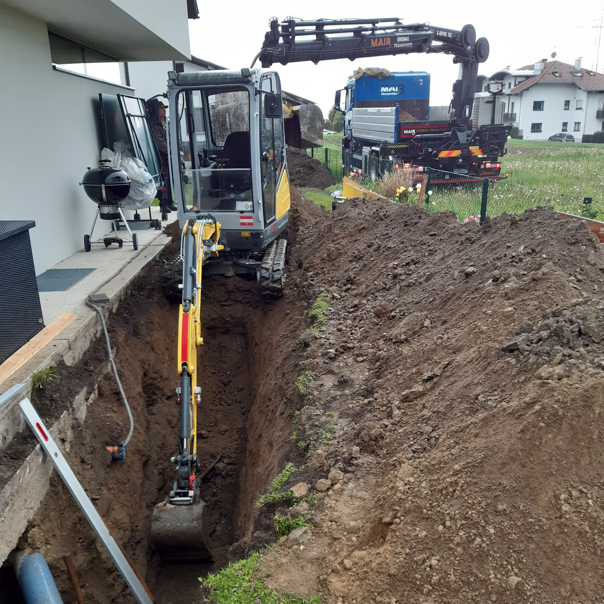 Kettenbagger und LKW beim Leitungsbau