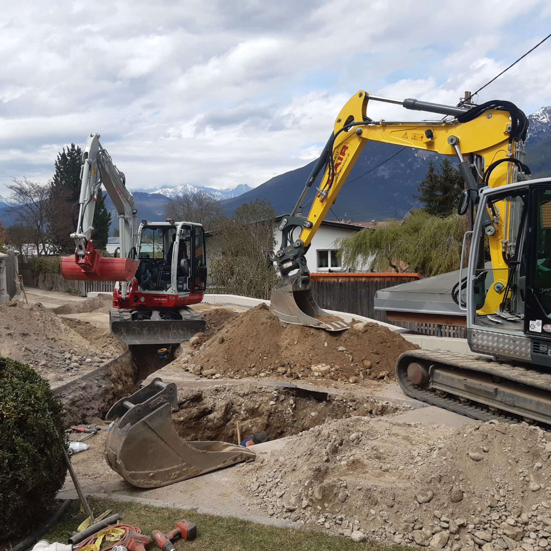 Zwei Kettenbagger beim Leitungsbau