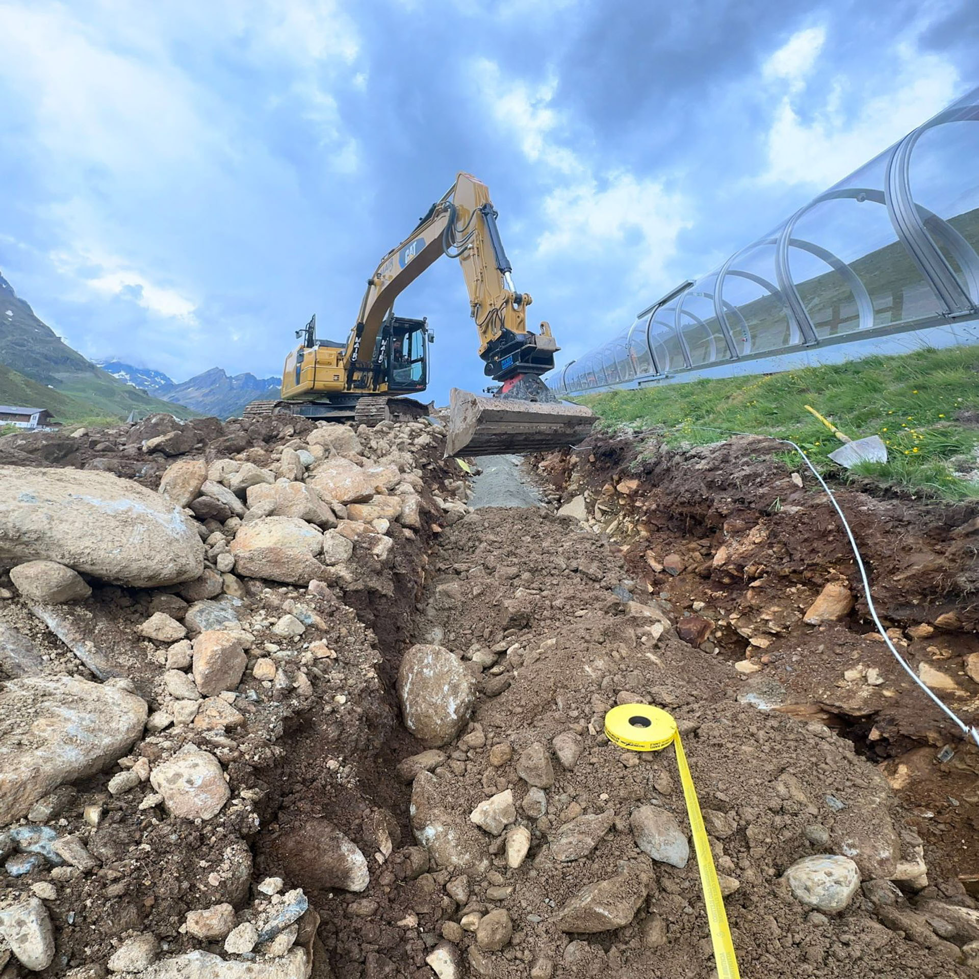 Kettenbagger beim Leitungsbau in Kühtai