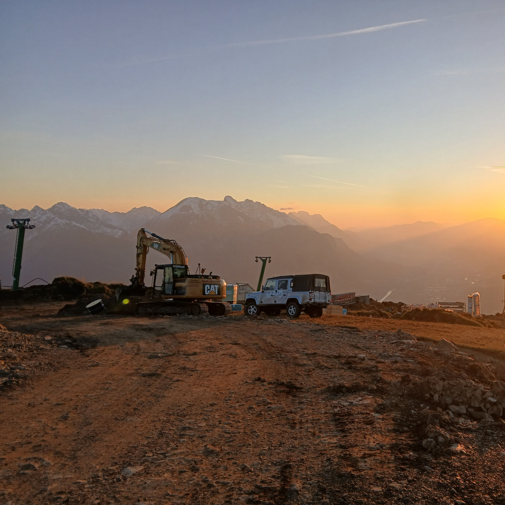 Kettenbagger beim Leitungsbau auf der Bergstation am Rangger Köpfl
