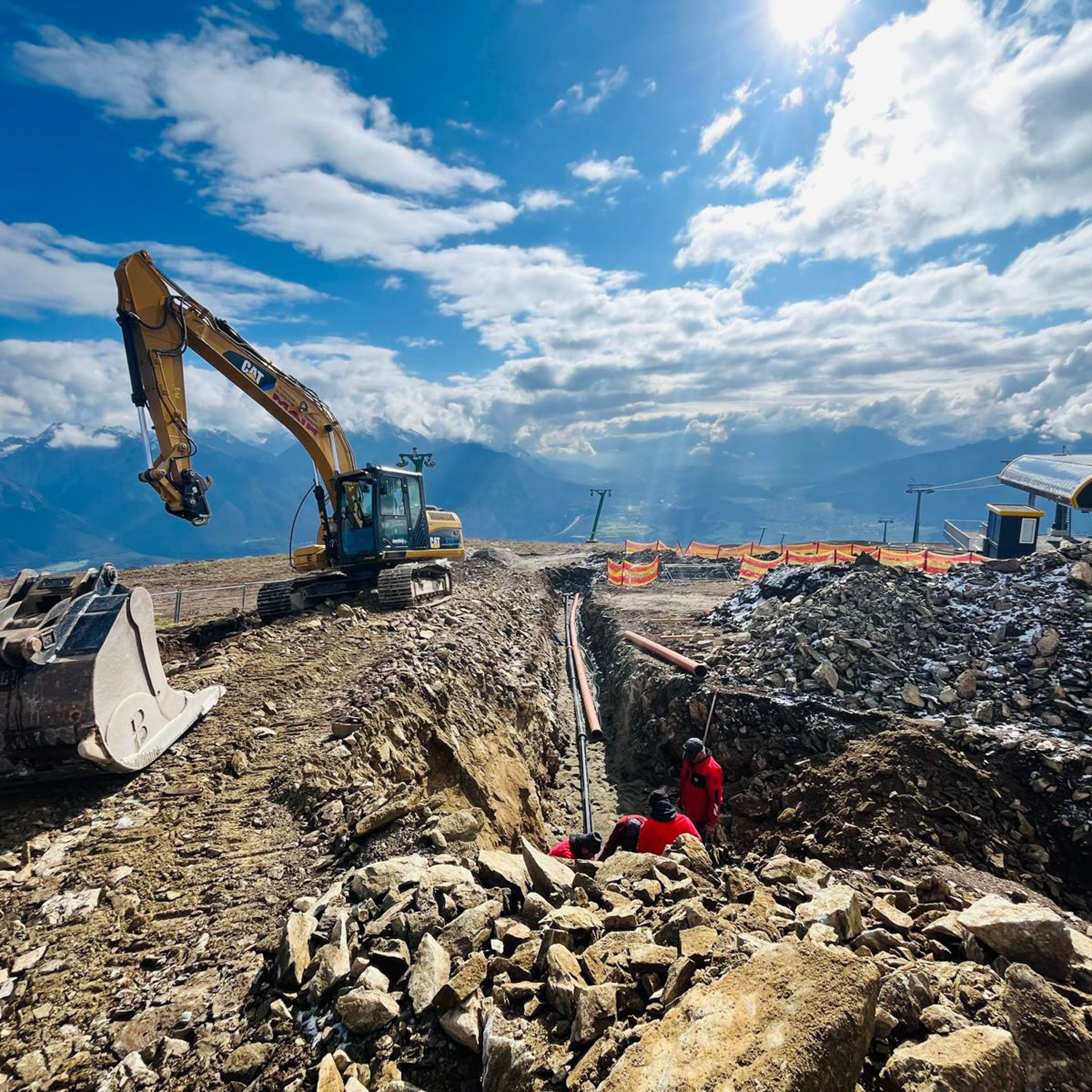 Kettenbagger beim Leitungsbau auf der Bergstation am Rangger Köpfl