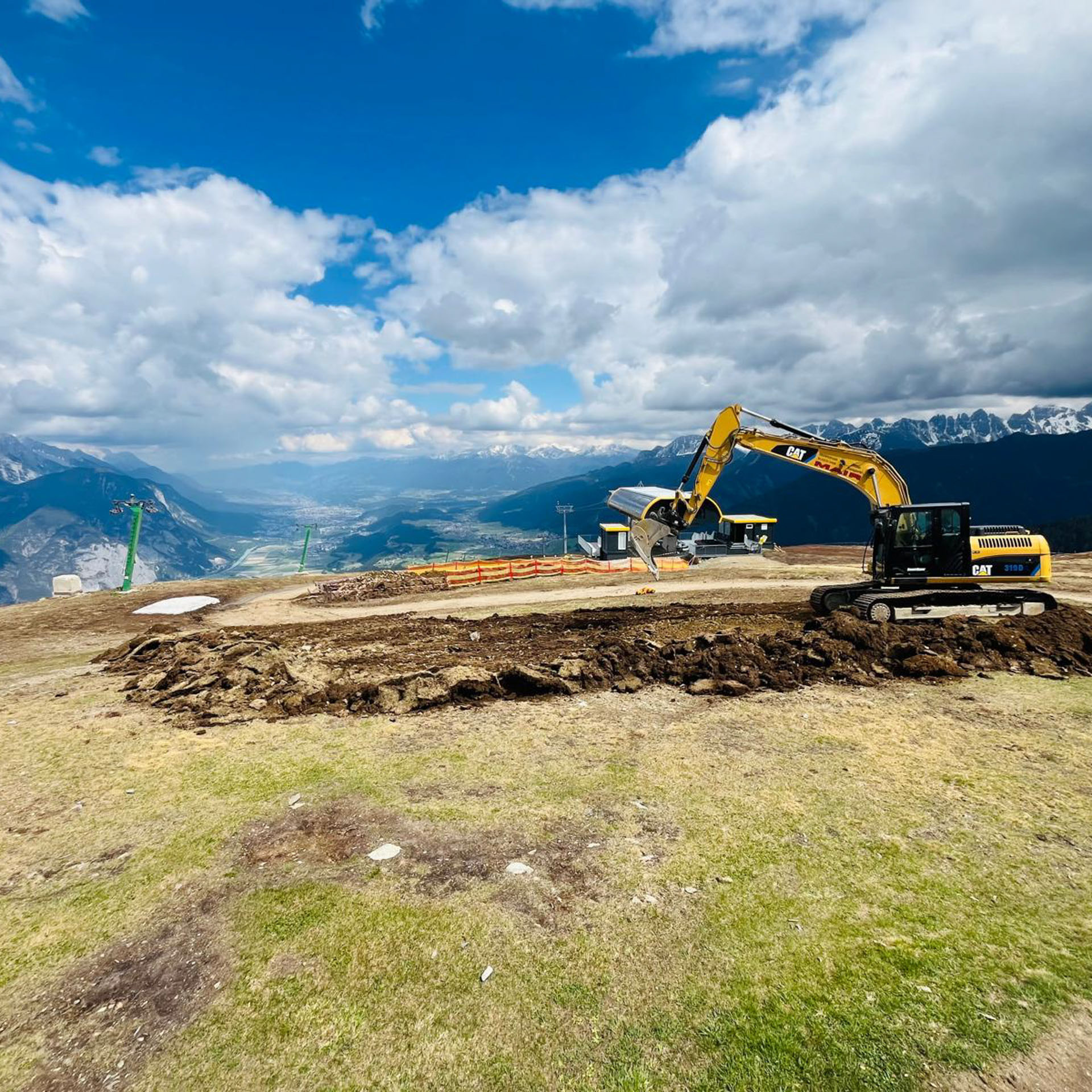 Kettenbagger beim Leitungsbau auf der Bergstation am Rangger Köpfl