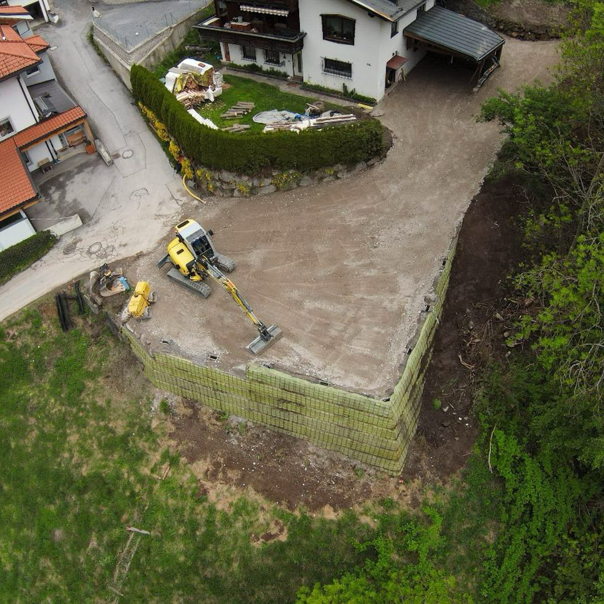 Kettenbagger im Einsatz bei bewehrter Erde