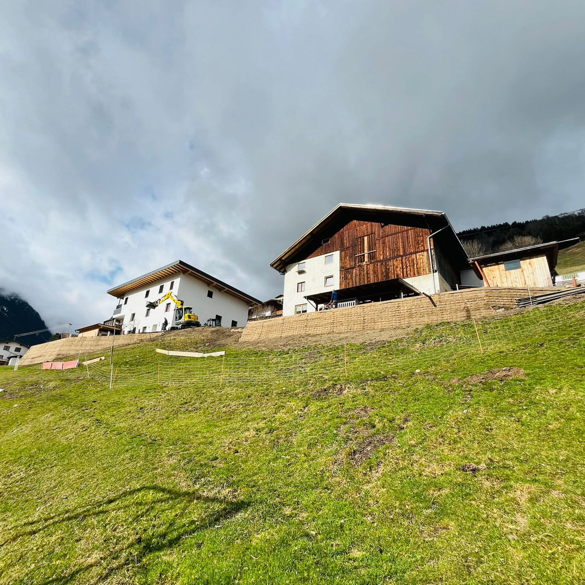 Kettenbagger im Einsatz bei bewehrter Erde