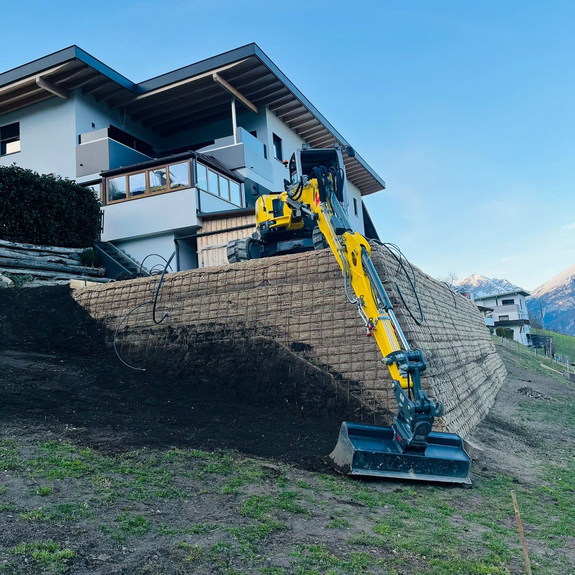 Kettenbagger im Einsatz bei bewehrter Erde