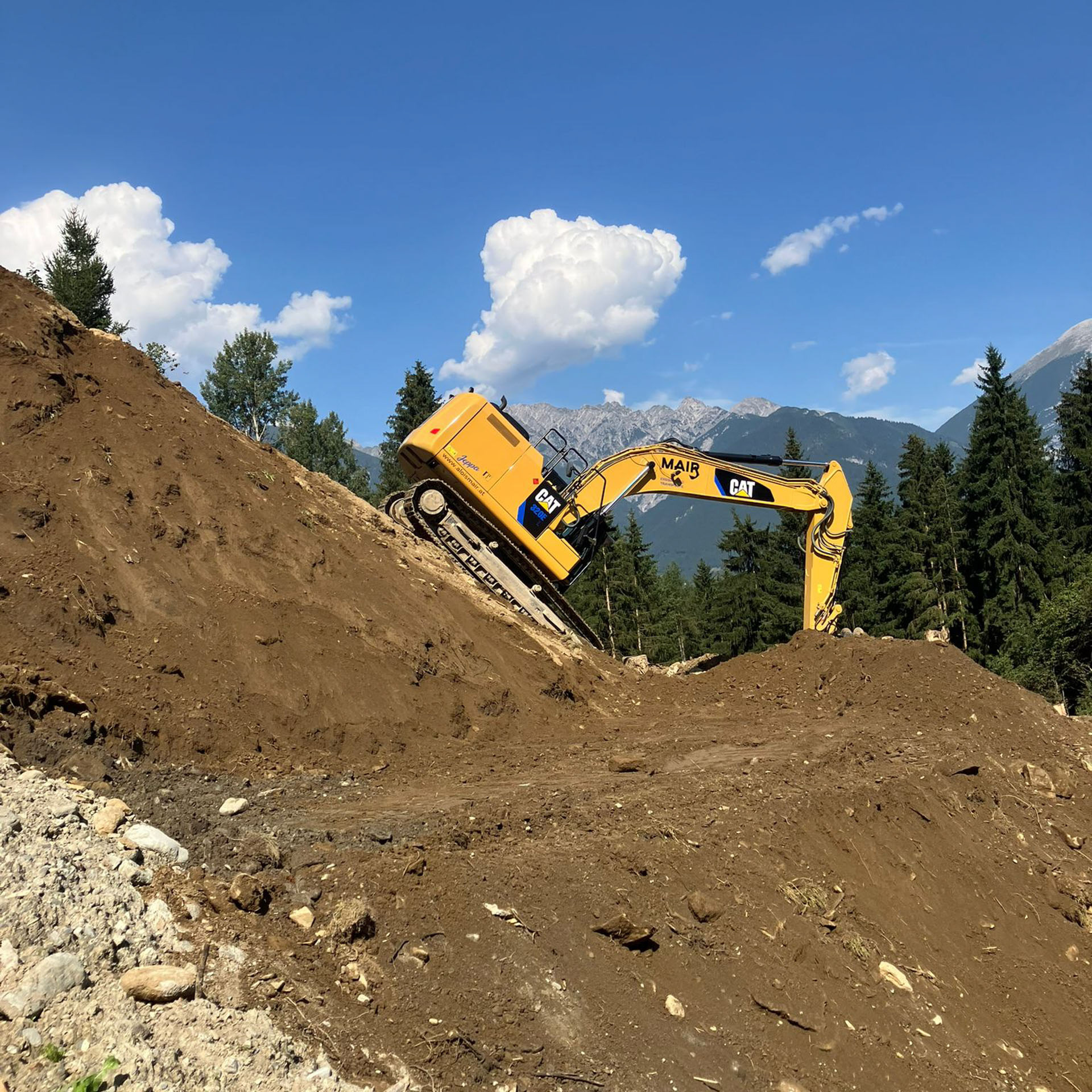 leistungen Grundaushub (3) Kettenbagger beim Grundaushub in steilem Gelände