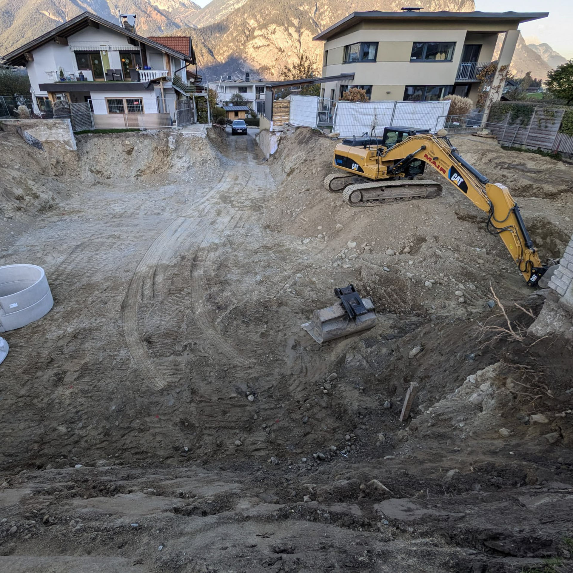 Kettenbagger beim Grundaushub