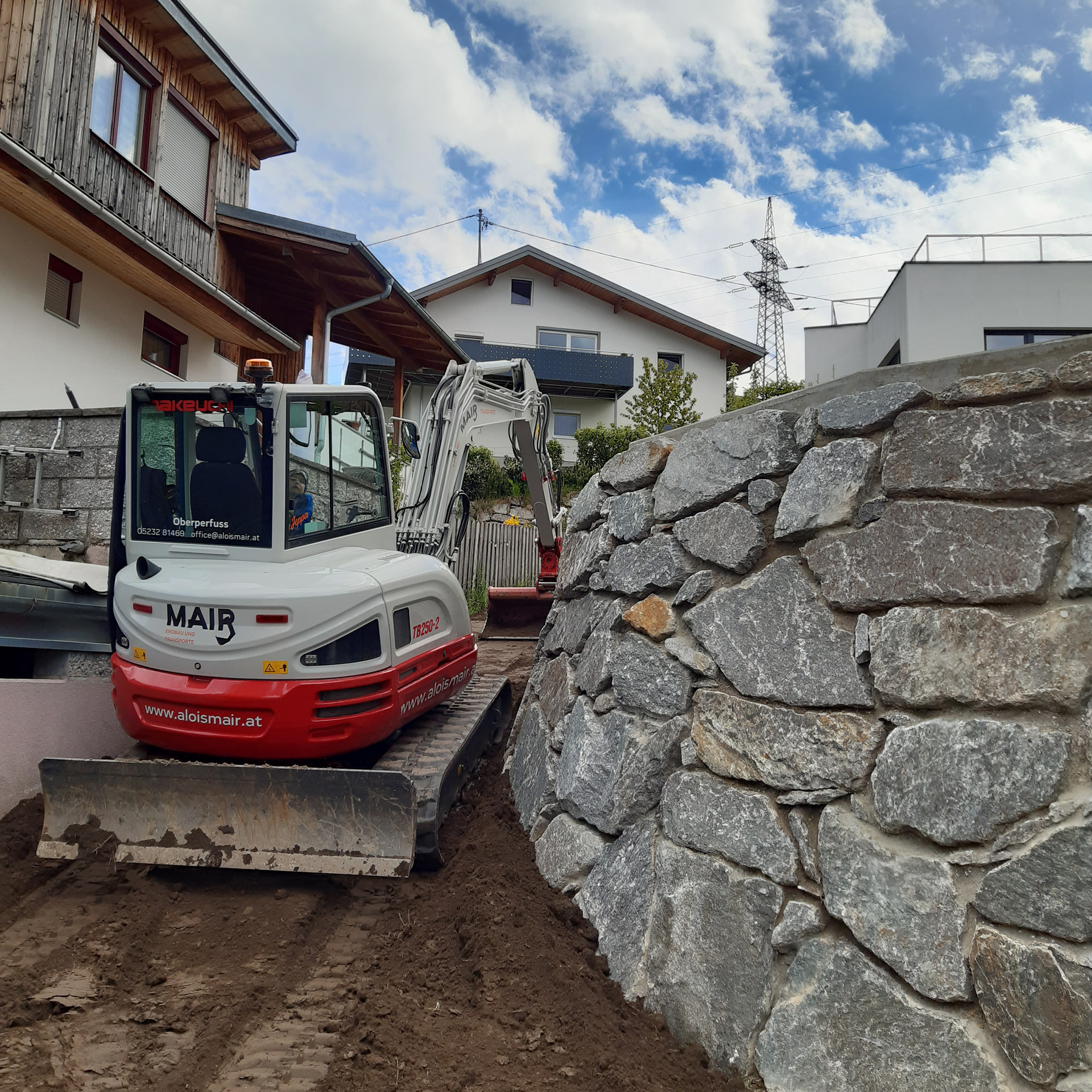 Kettenbagger im Einsatz beim Steinschlichtungen