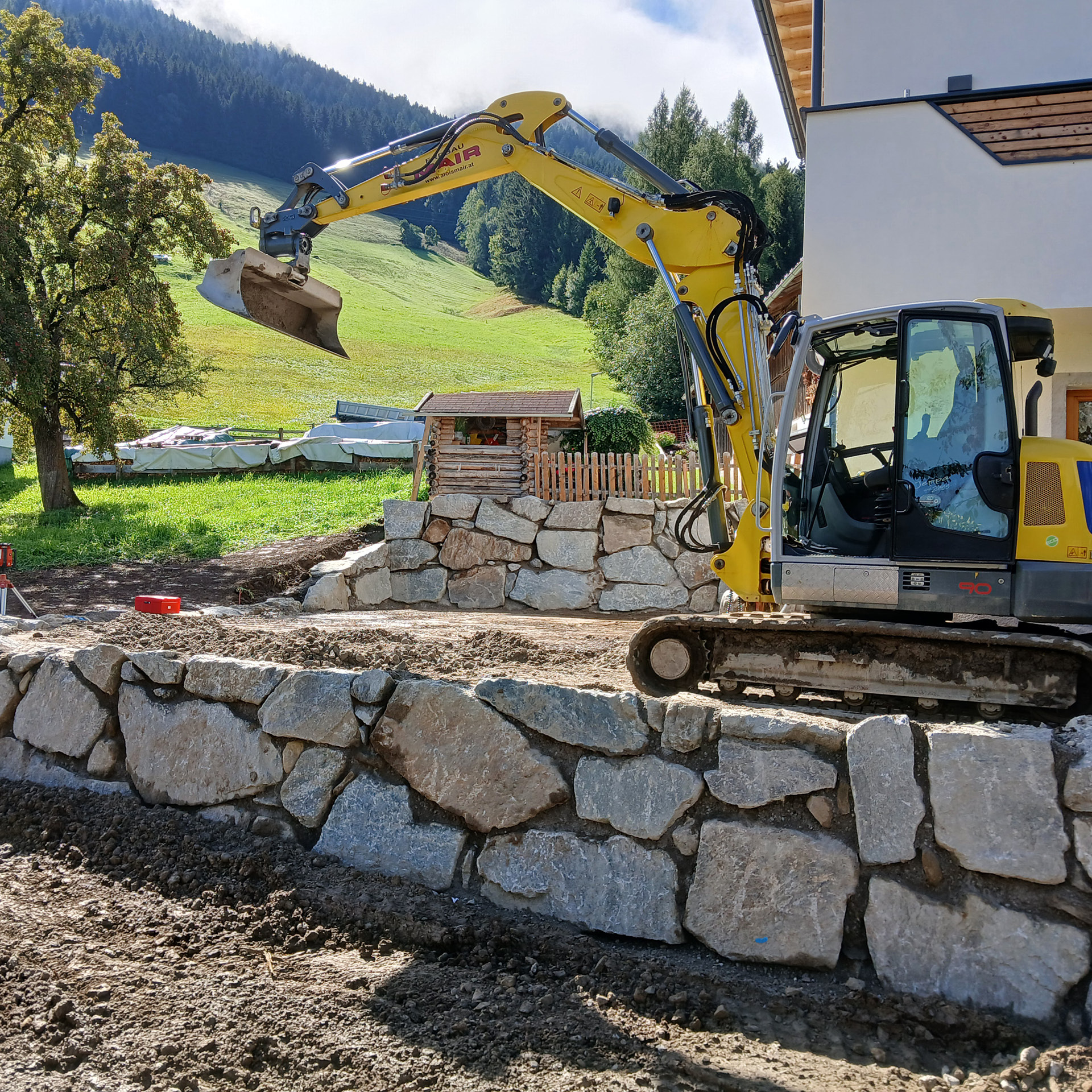 Kettenbagger im Einsatz beim Steinschlichtungen