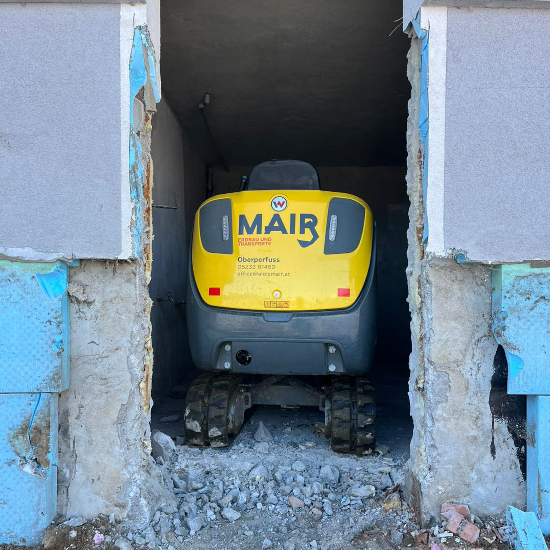 Kettenbagger bei Abbrucharbeiten von hinten