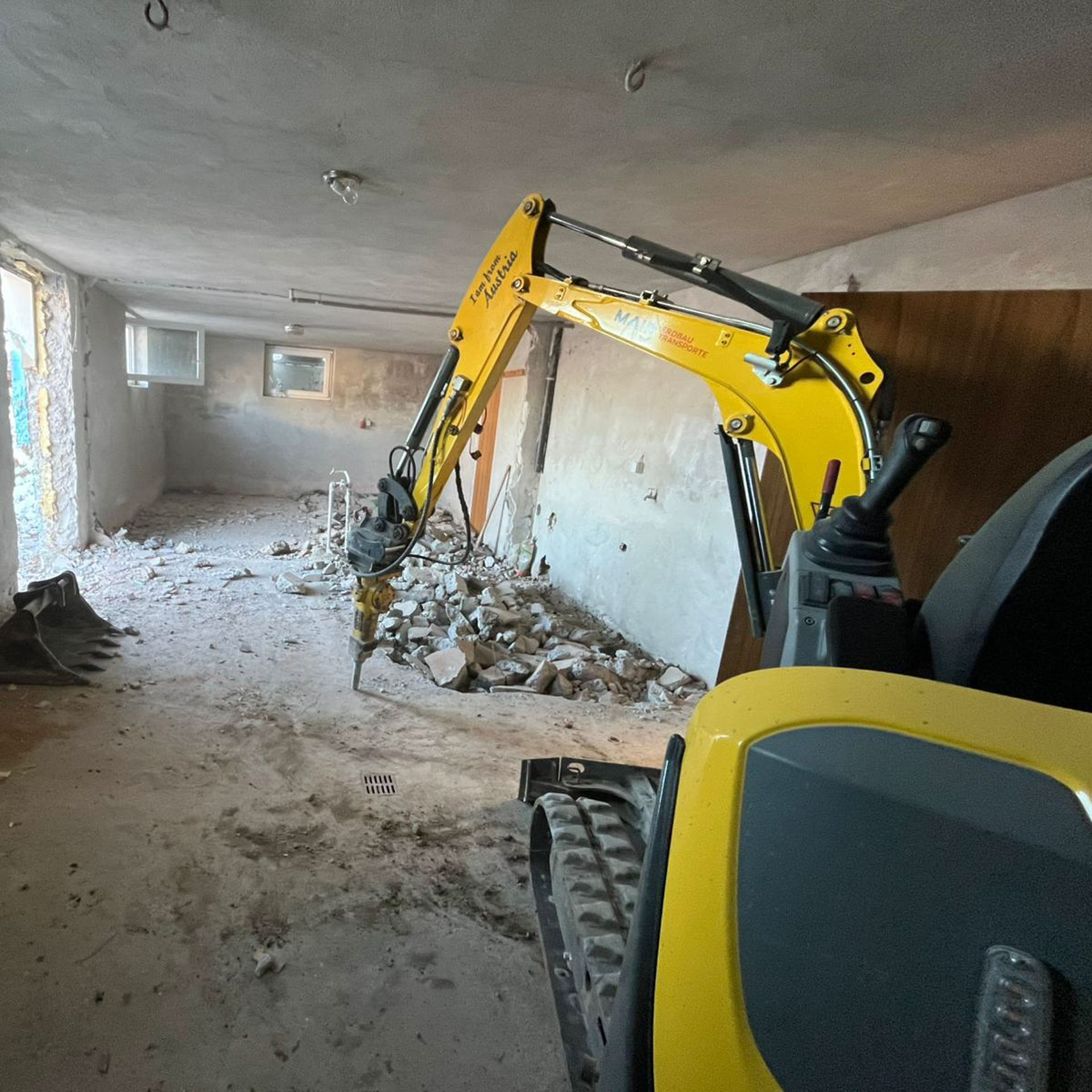 Kettenbagger bei Abbrucharbeiten mit Schremmhammer