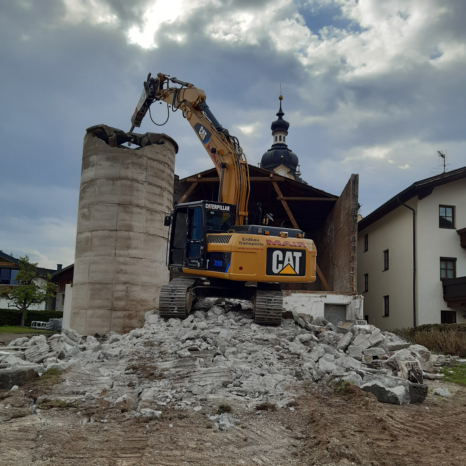 Kettenbagger bei Abbrucharbeiten eines Silos