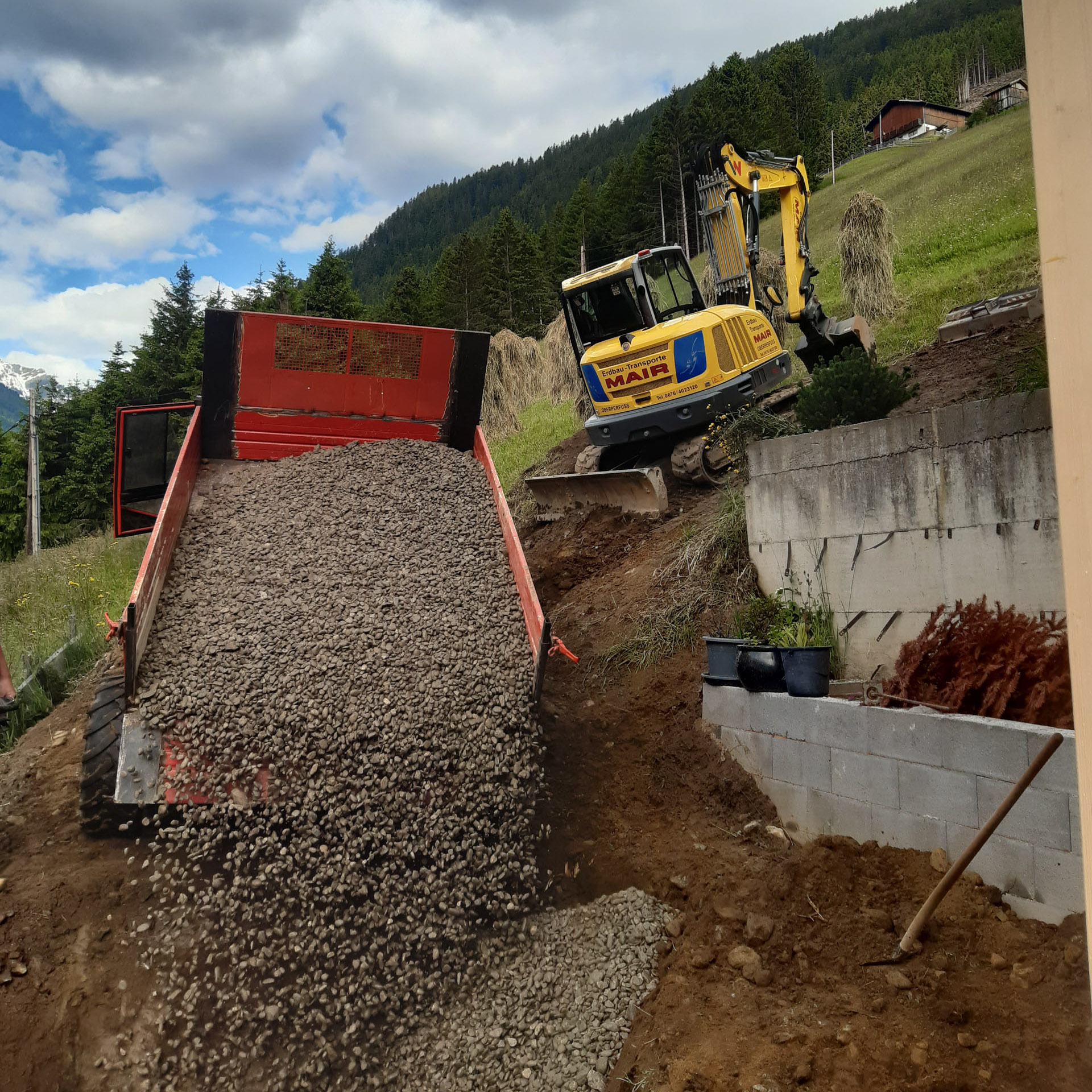 Kettenbagger im Einsatz bei einer Entwässerung in steilem Gelände