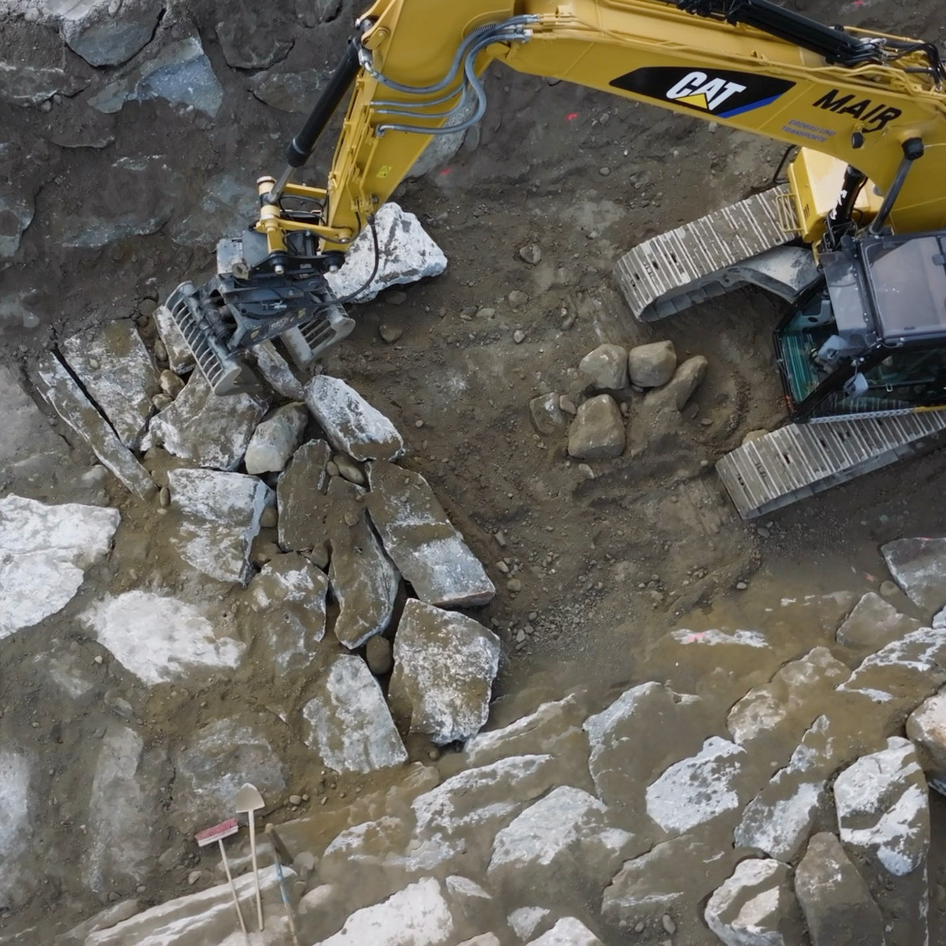 Kettenbagger im Einsatz bei einer Steinschlichtung bei einer Wildbachverbauung