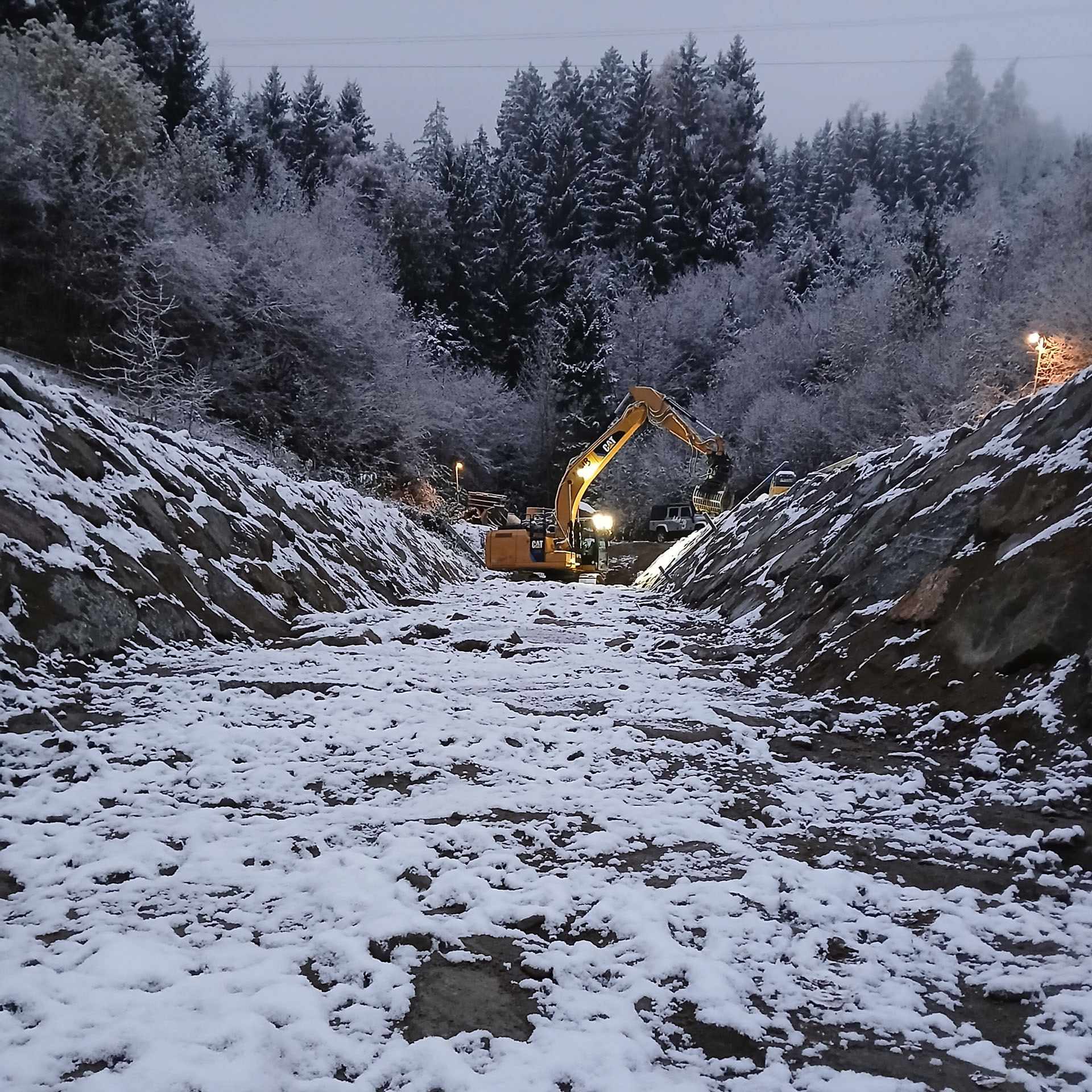 leistungen Steinschlichtung (4) Kettenbagger im Einsatz bei einer Steinschlichtung bei einer Wildbachverbauung