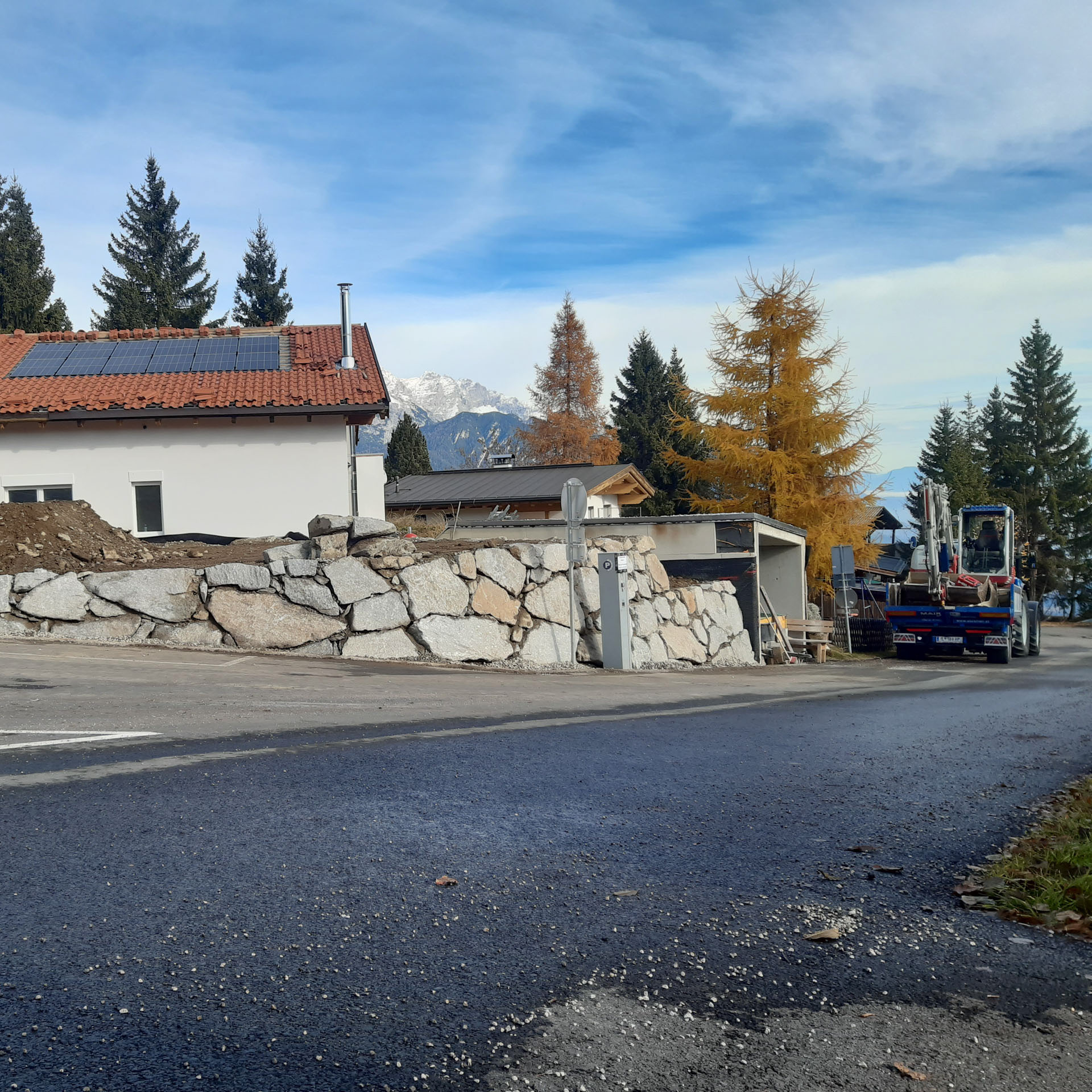 LKW im Einsatz bei einer Steinschlichtung