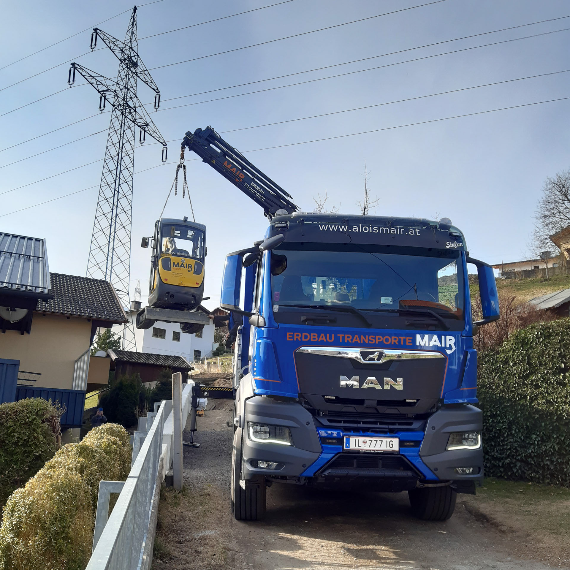 LKW beim Transport, Auflegen von Bagger