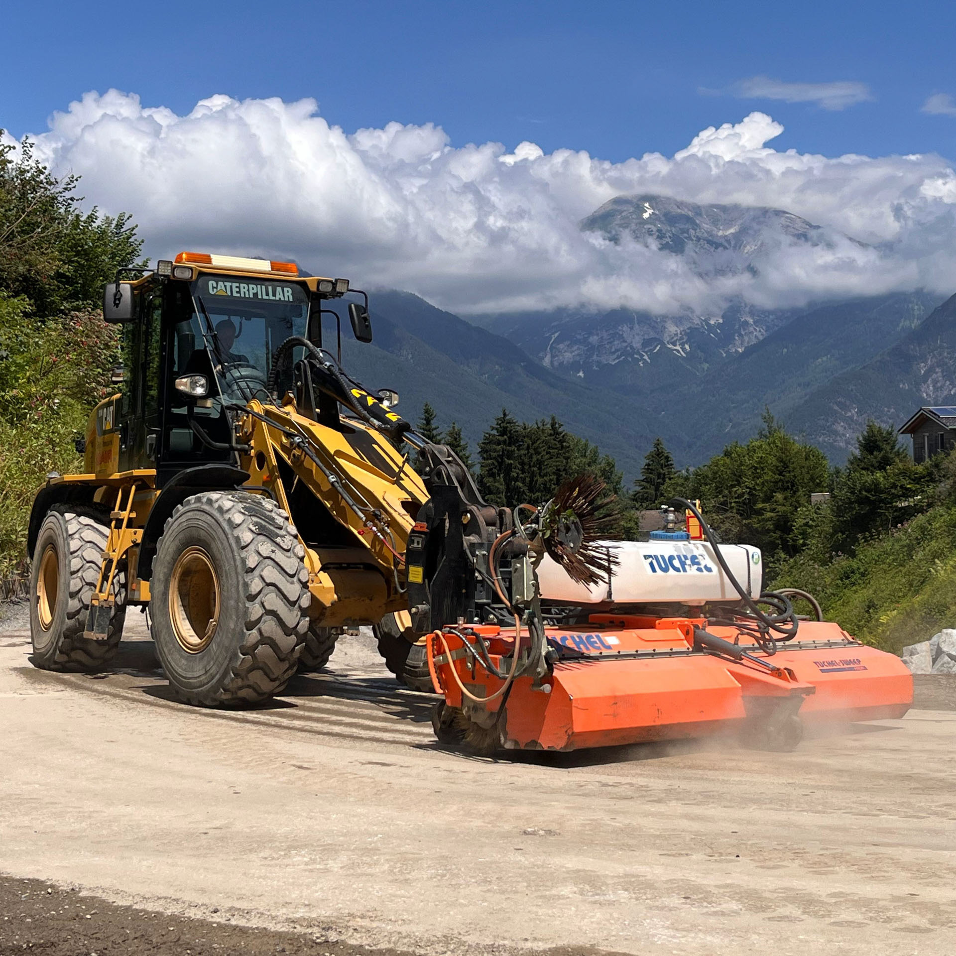 Traktor im Einsatz vom Wegbau