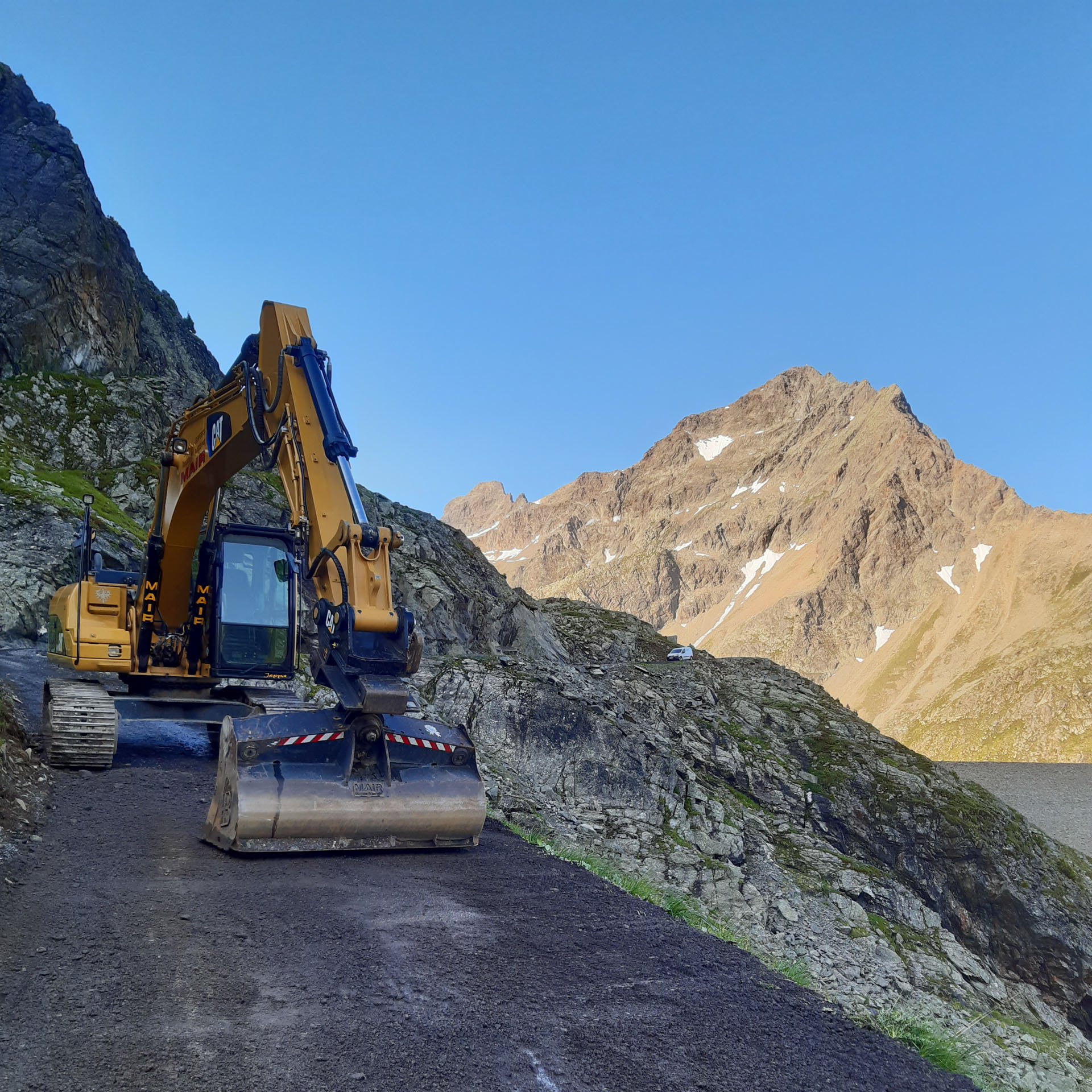 Kettenbagger in Kühtai im Einsatz vom Wegbau