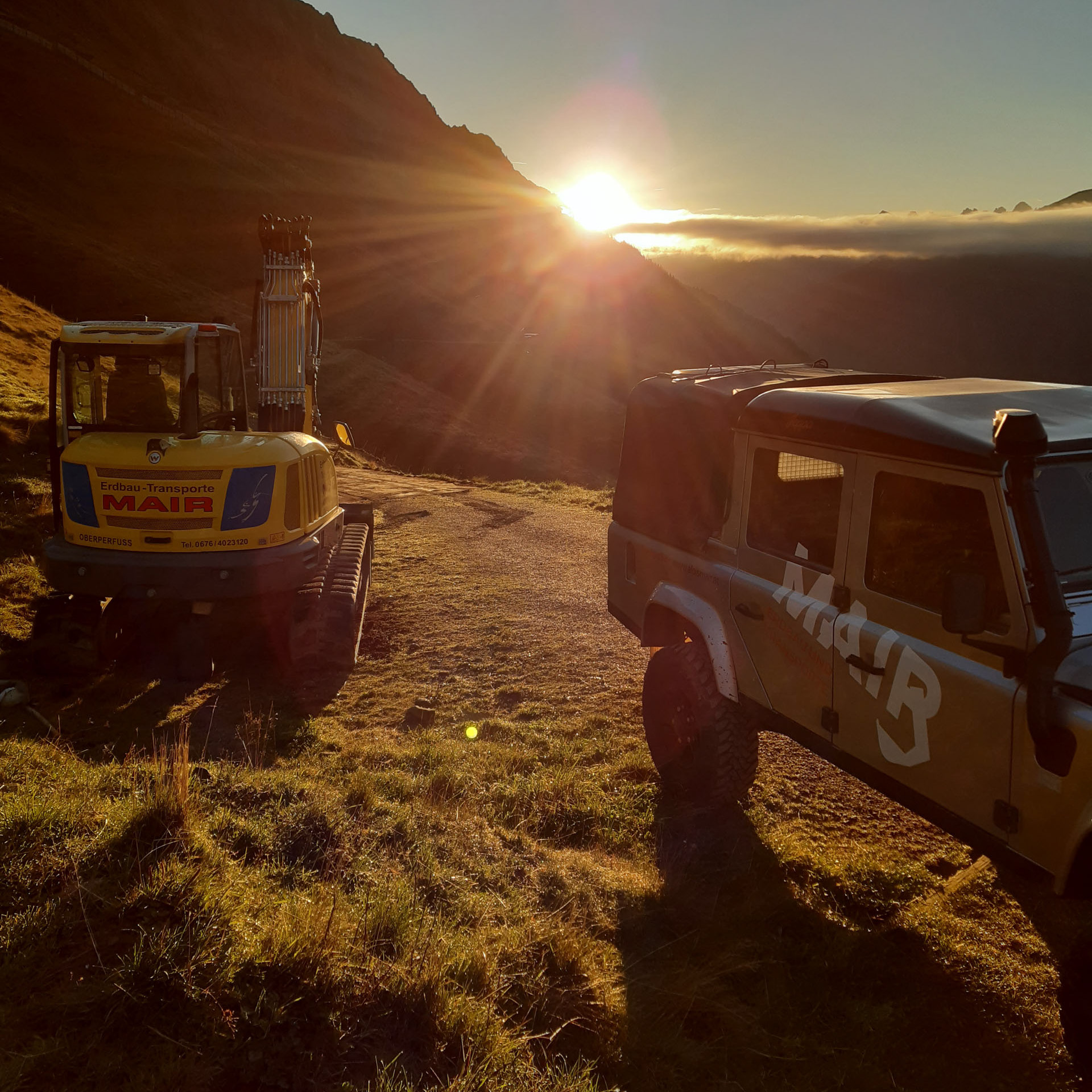 Kettenbagger bei Sonnenuntergang im Einsatz vom Wegbau