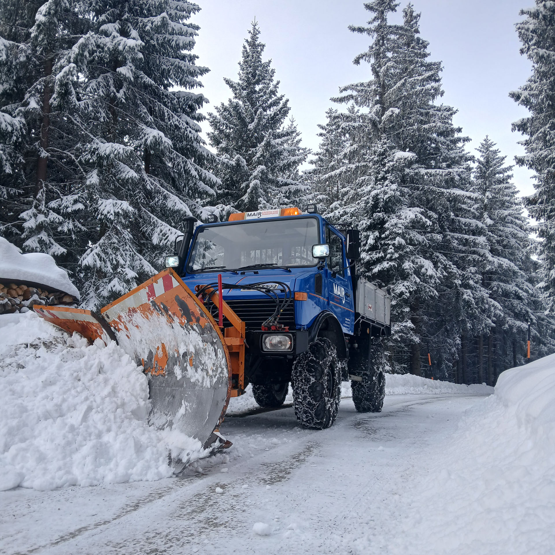 Unimog 1000 mit Schneepflug im Winterdienst
