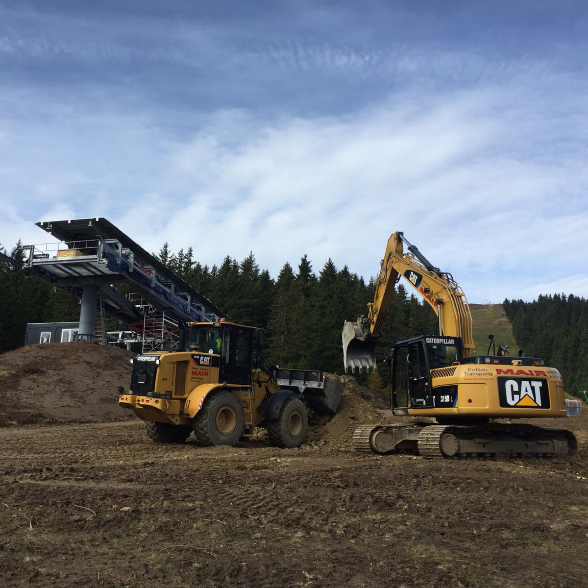 Kettenbagger und Radlader beim Pisten und Liftbau am Rangger Köpfl
