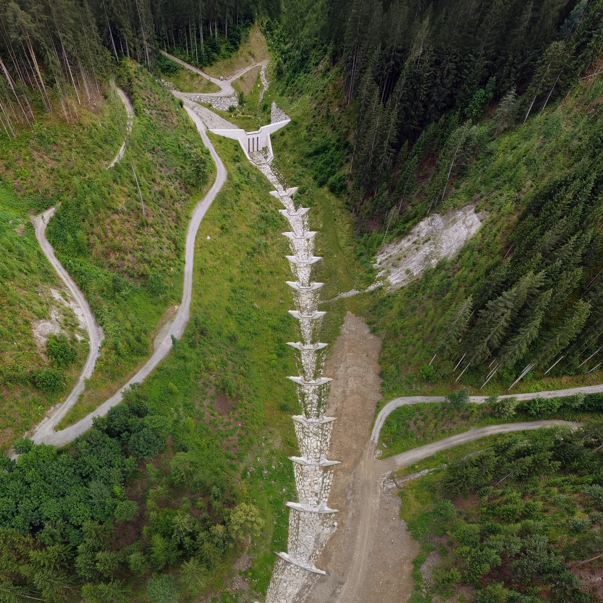 Luftaufnahme einer Wildbachverbauung mit den einzelnen Stufen