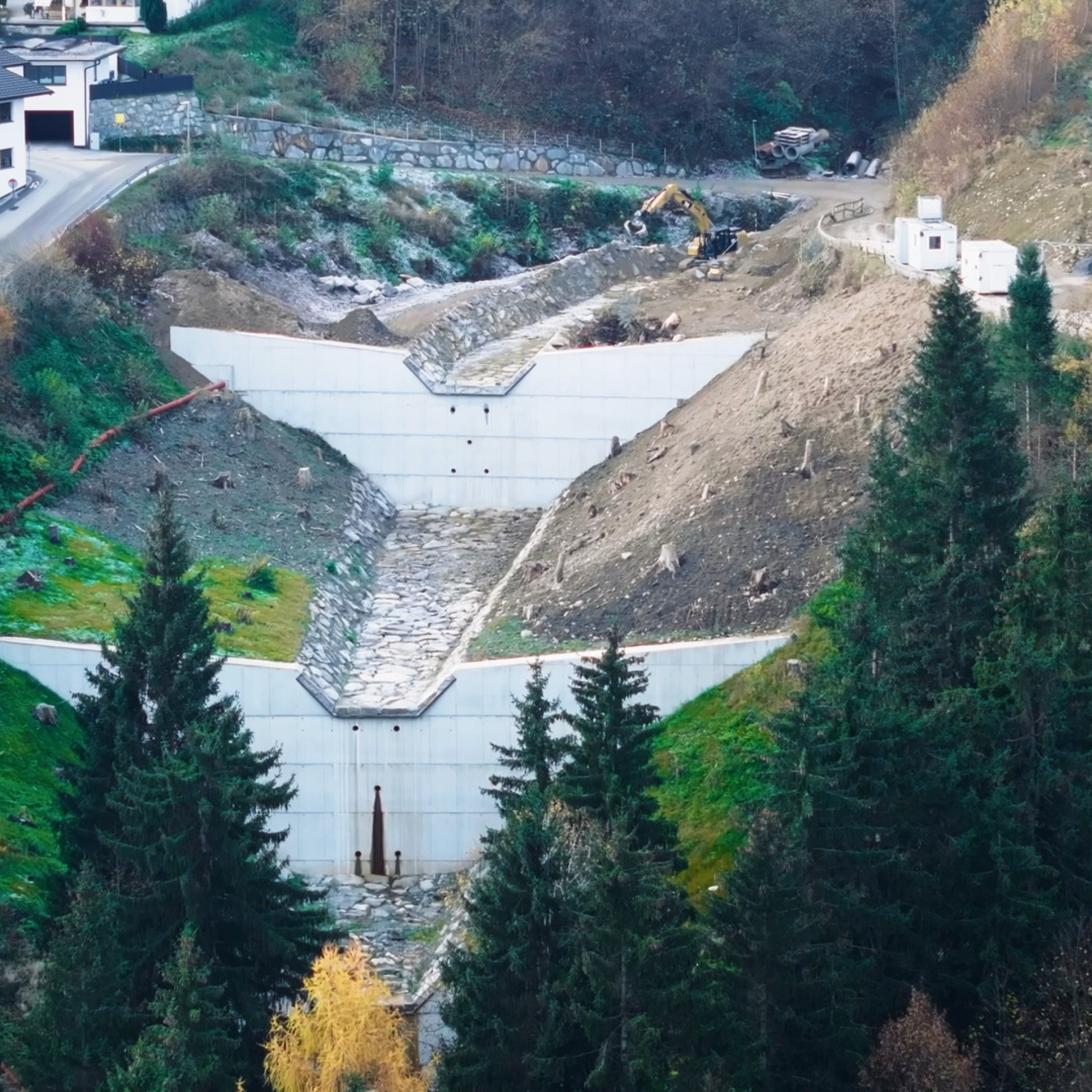 aloismair-wildbachverbauung9 Großaufnahme einer Wildbachverbauung mit zwei Wasserschleusen